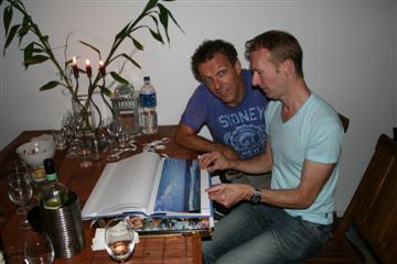 Marc bekijkt met David het schitterende fotoboek over Australië.